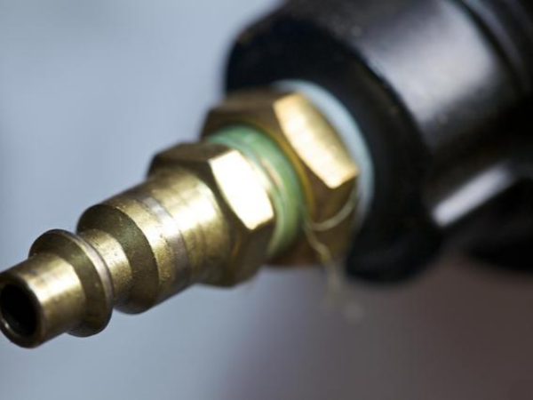 What are the symptoms of a damaged injector?